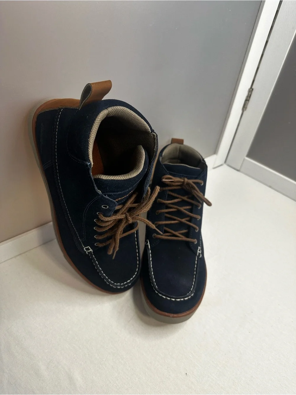 Men’s Eddie Bauer Navy Suede Chukka Boots with Brown Accents sz.10